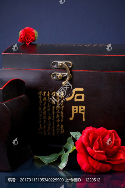 在藍(lán)色的木棺材，紅色的花