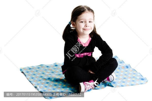 坐在B上的年輕女孩