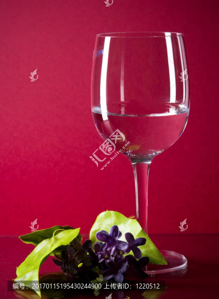 高高的酒杯上粉色的小花
