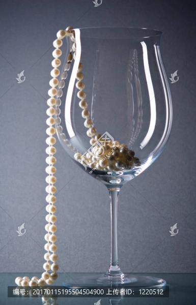 優(yōu)雅的酒杯和珍珠珠藍(lán)