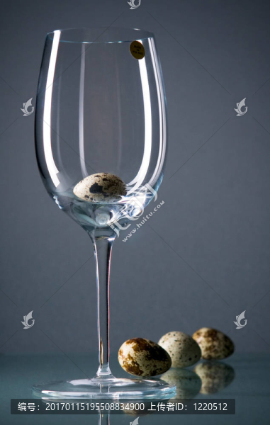 三個裝飾的雞蛋和灰色的高高腳杯