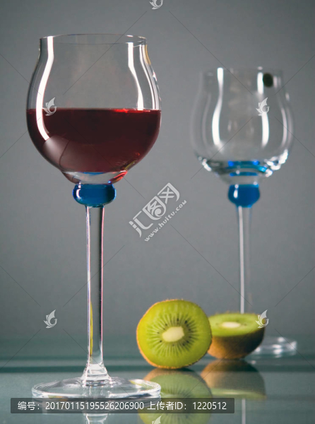 在灰色的紅葡萄酒和hreen水果玻璃酒杯