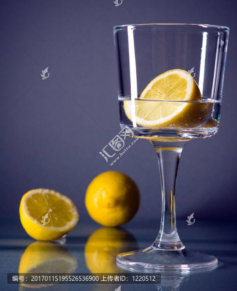 兩個(gè)黃色水果和單酒杯灰色