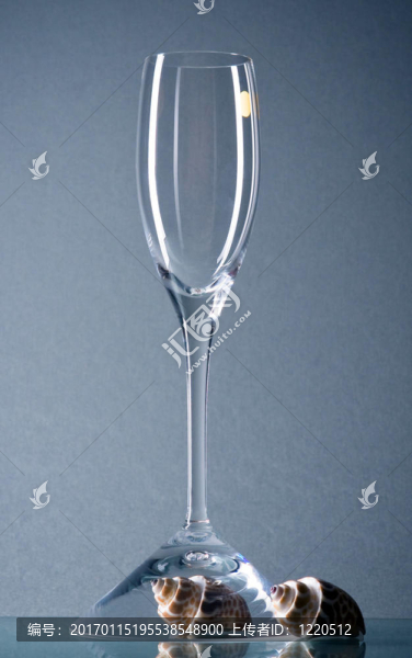 原來的玻璃酒杯和藍(lán)色貝殼