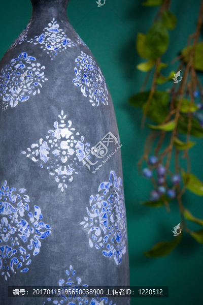 藍(lán)oranmented鮮花的花瓶