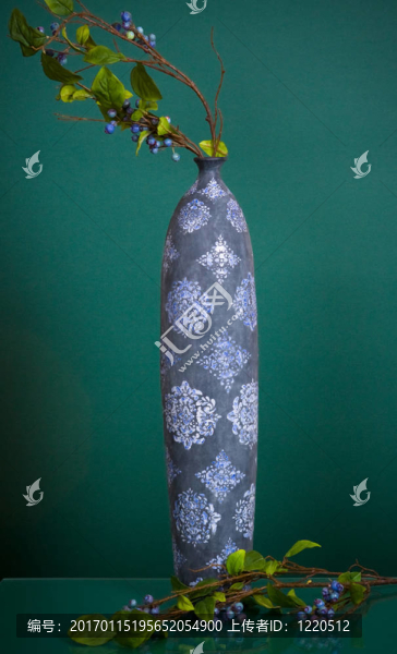 高大的陶瓷花瓶和漿果的莖