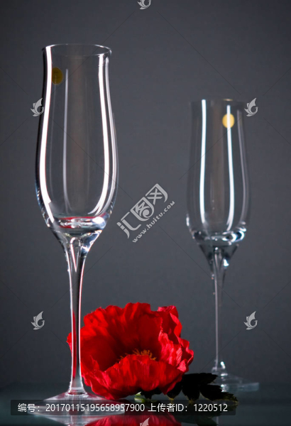 灰色兩玻璃酒杯和紅色的花