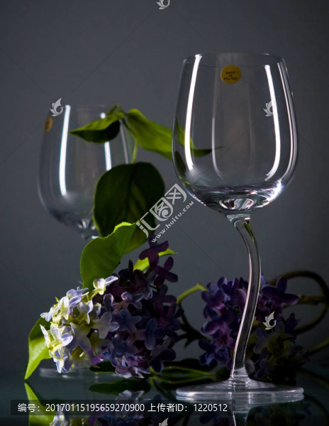 灰色兩個(gè)酒杯和紫丁香