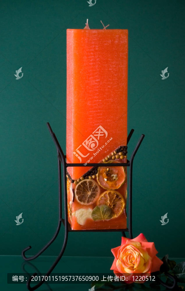 橙色大蠟燭和花