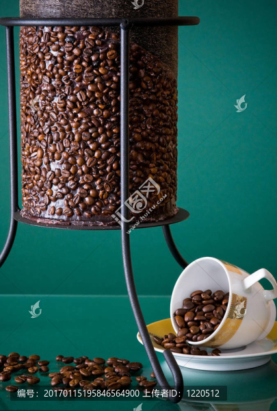 圓形的大蠟燭和綠色的白色小杯子