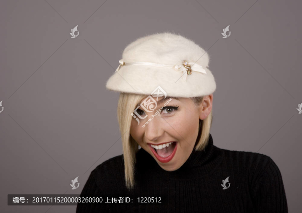 金發(fā)白帽子的金發(fā)女郎