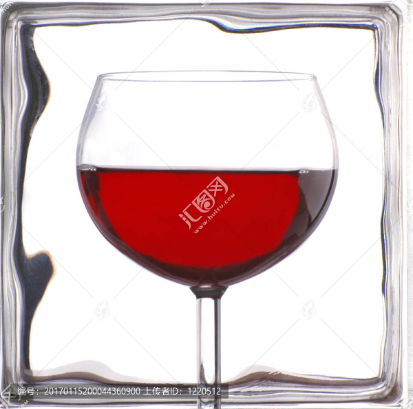 玻璃塊前的酒杯