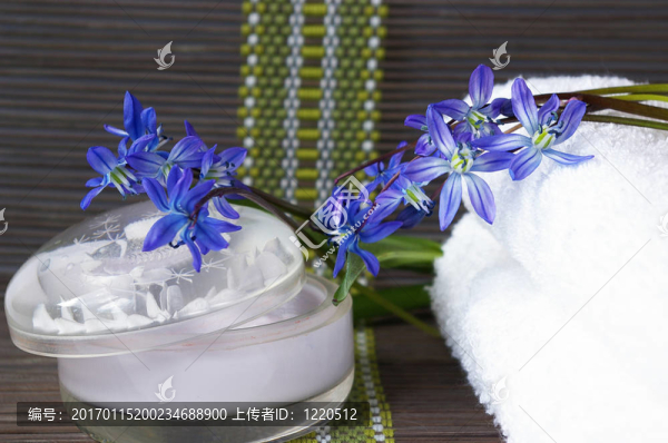 毛巾；奶油和雪花