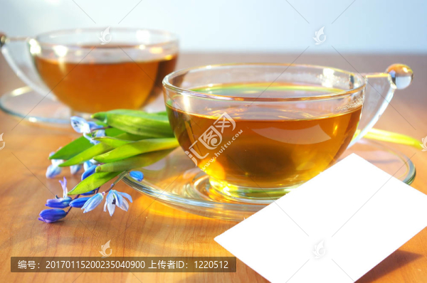 兩杯茶和花