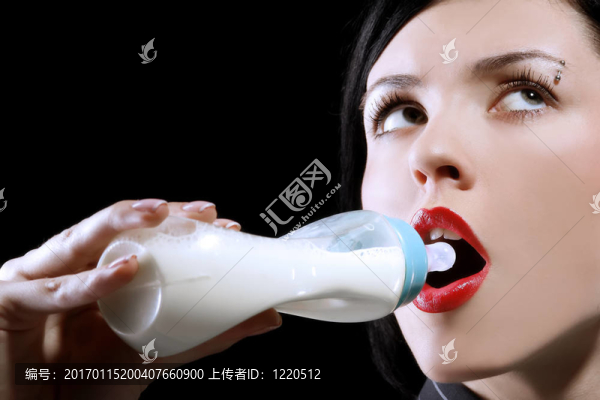 乳白色的