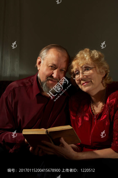 快樂老年配偶閱讀背后