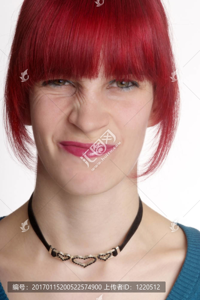 女人把鼻子