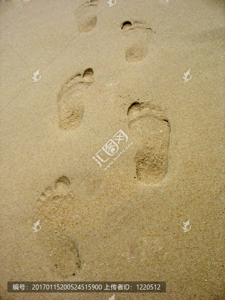 腳印在沙灘上