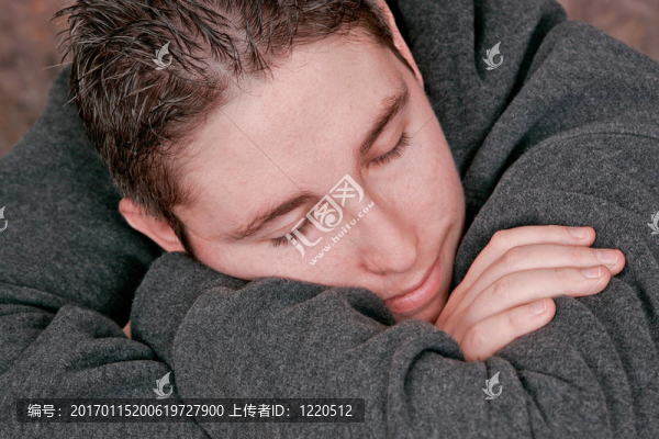 男子休息眼睛閉上