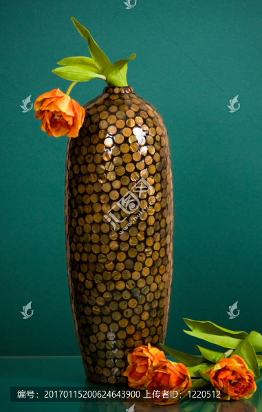 高高的裝飾花瓶和四朵郁金香綠色