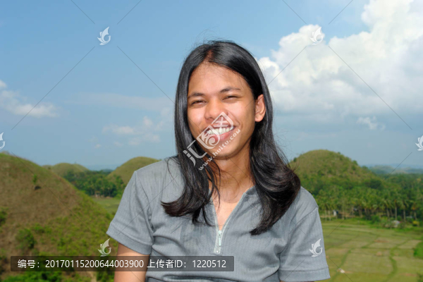 長發(fā)的亞洲男孩的肖像