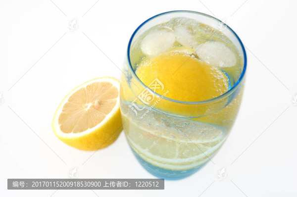 水中檸檬。