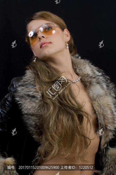 穿著毛皮服裝的時尚女孩