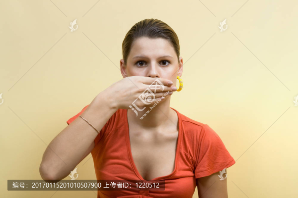 女人閉嘴手