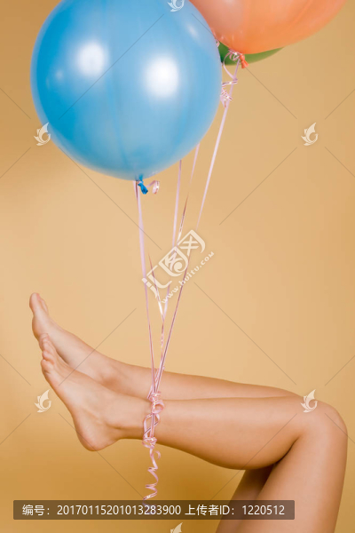 粘附在腿上的氣球