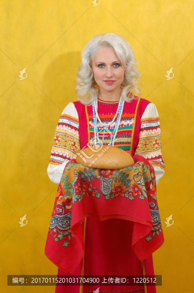 俄羅斯女人穿著俄羅斯式的裙子，黃色背景上有一個面包
