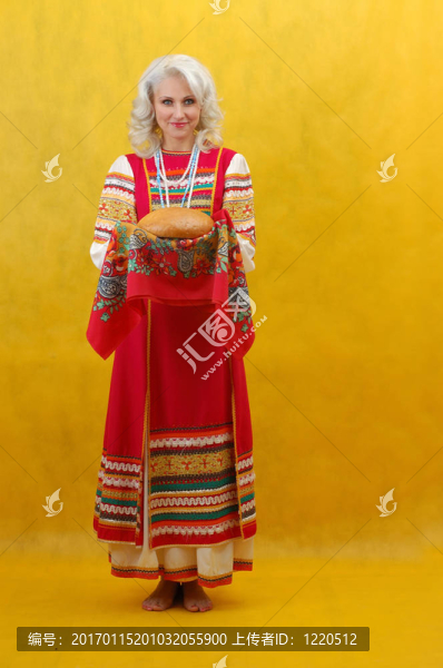 俄羅斯女人穿著俄羅斯民族服飾