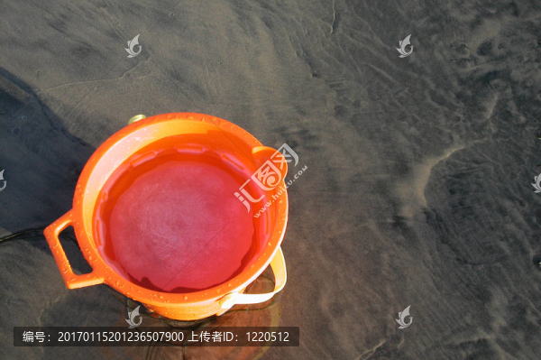 海灘上的橙色的桶