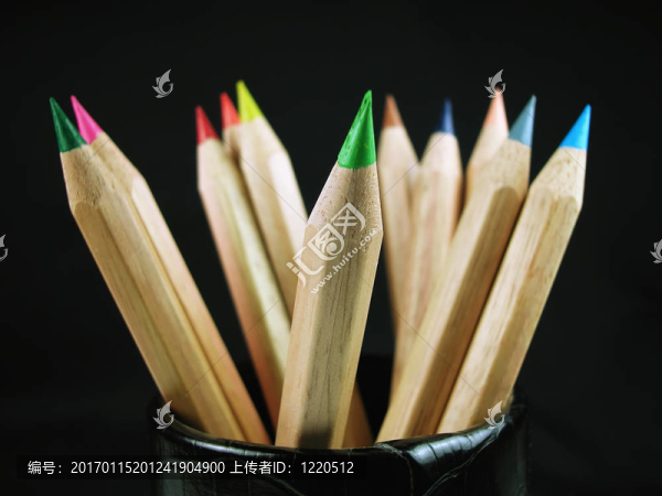 杯子里的彩色鉛筆