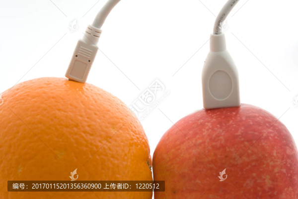 橙色和蘋果通過電纜3連接