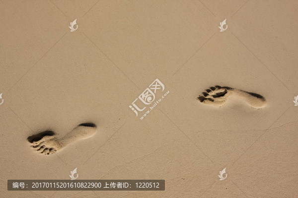 沙灘上的腳印