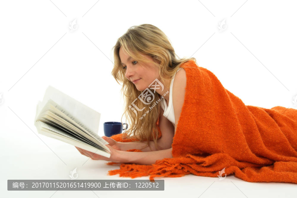 漂亮的女孩讀一本書；放松