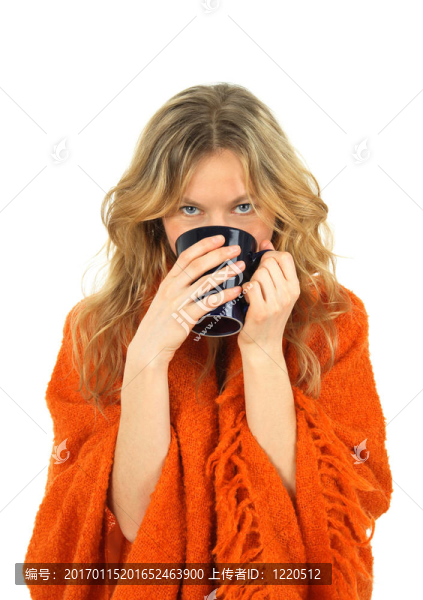 舒適的女孩享受一杯茶