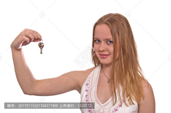女孩手上的鑰匙。