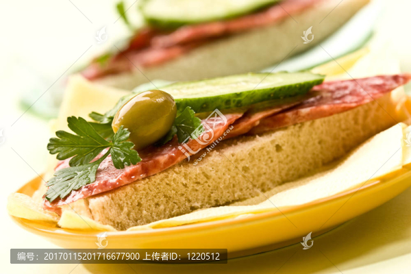 意大利臘腸三明治