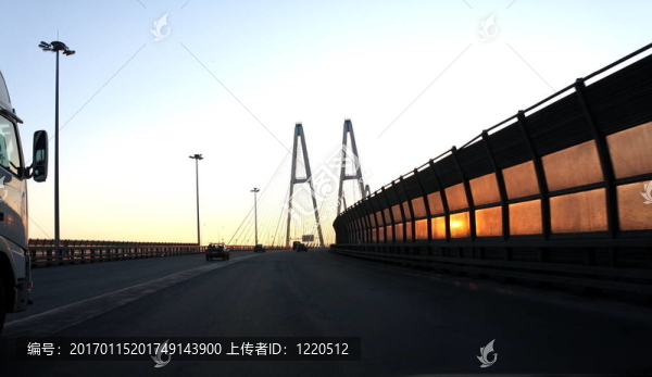 日落時的汽車橋