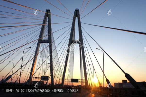 日落時的汽車橋
