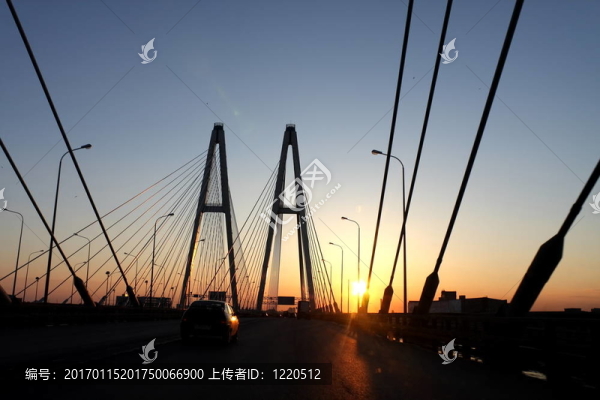 日落時的汽車橋