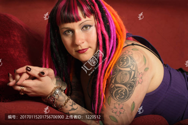 哥特女孩在紅色的沙發(fā)上