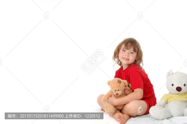 女孩和熊一起玩
