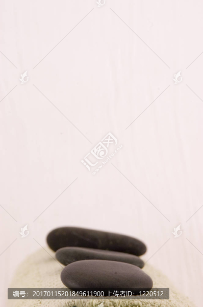 按摩石和毛巾