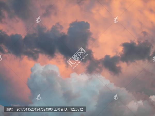 粉紅和灰色的云