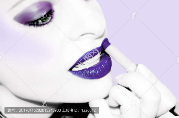 涂上口紅