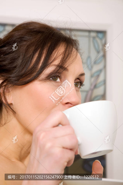 年輕的女人喜歡喝一杯茶
