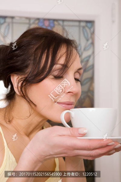 年輕的女人喜歡喝一杯茶