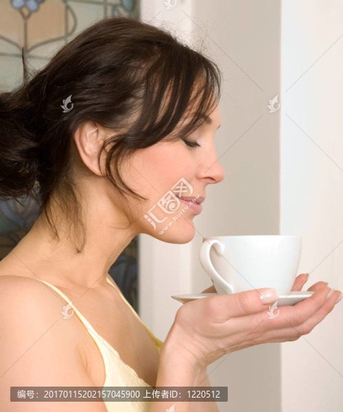 年輕的女人喜歡喝一杯茶